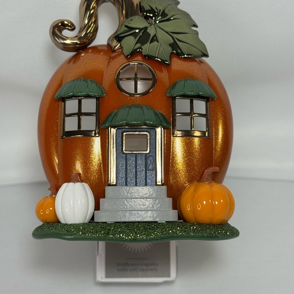B&BW Pumpkin House wallflower plug with Green and Orange Accents